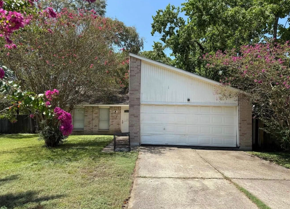 SMOKING HOT 3/2/2 investment opportunity located in the Birnam Wood subdivision in Houston — Houses