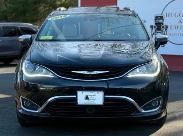 2018 Chrysler Pacifica Hybrid Limited Minivan 4D in Stoughton — Cars