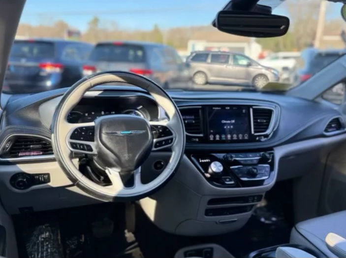 2018 Chrysler Pacifica Hybrid Limited Minivan 4D - Cars in Stoughton - 画像 2 of 8
