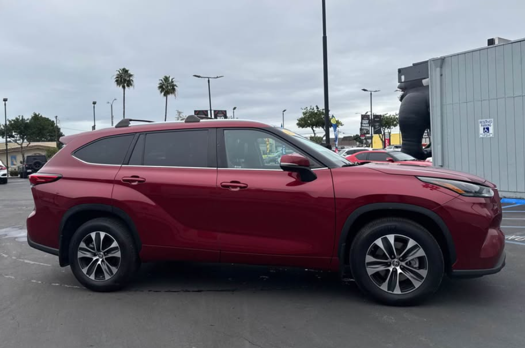 2023 Toyota highlander for sale - Cars in Santa Ana - Image 2 of 3