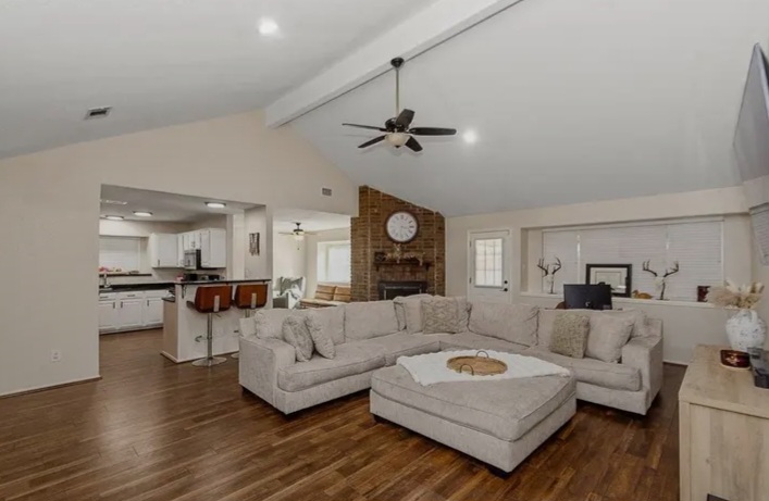 Beautifully maintained 3-bedroom, 2-bathroom home for sale - Houses in Houston - Image 2 of 5
