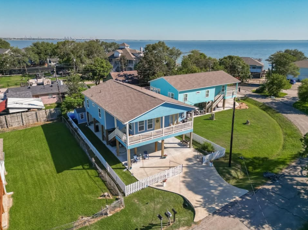Beautiful home by P&K Builders steps away from the serene Galveston Bay Houston in Houston — Houses