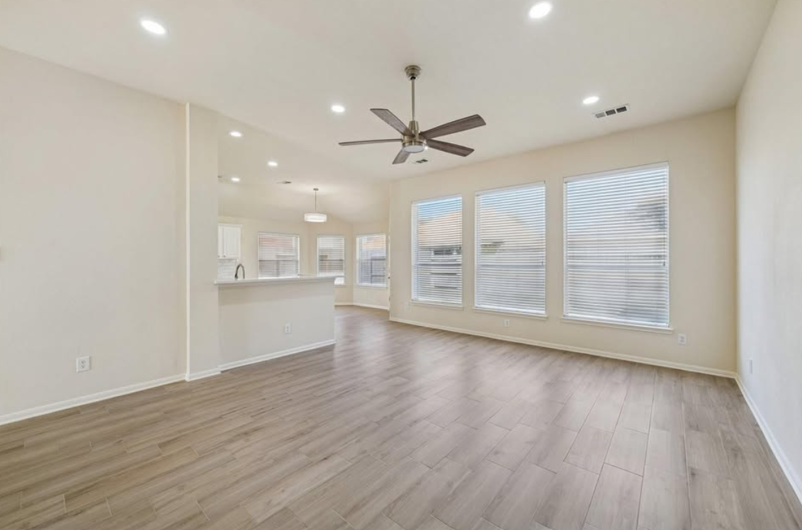 House featuring stylish upgrades for sale in houston - Houses in Houston - Imagem 2 of 5