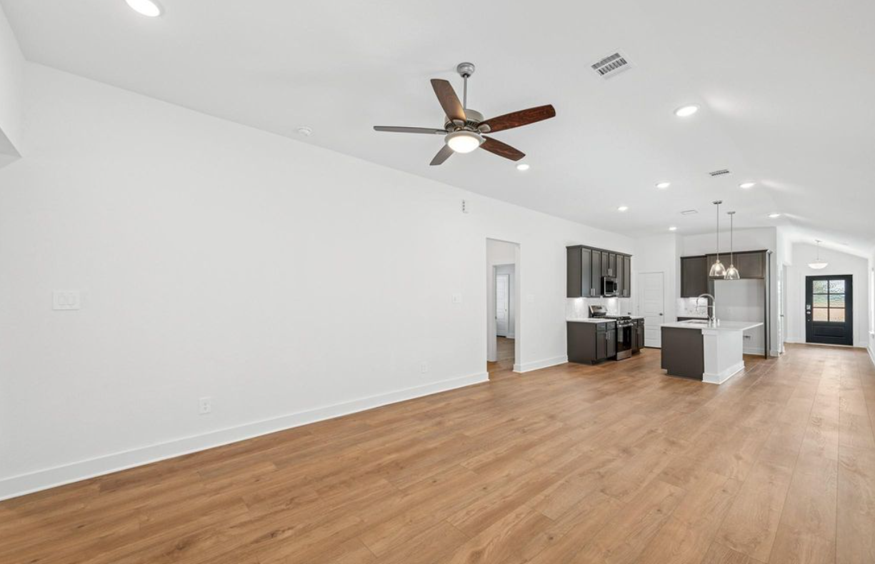 HUGE PRICE REDUCTION – Move-In Ready! 🏡🔥 New construction home in Tomball - Houses in Tomball - รูปภาพ 3 of 5