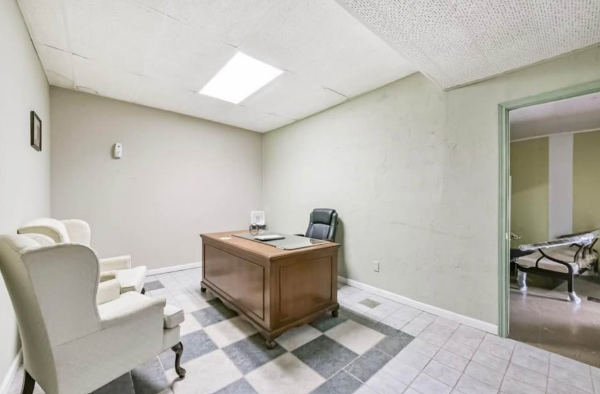 Well located commercial property in the heart of La Porte - Commercial in Houston - Image 5 of 5
