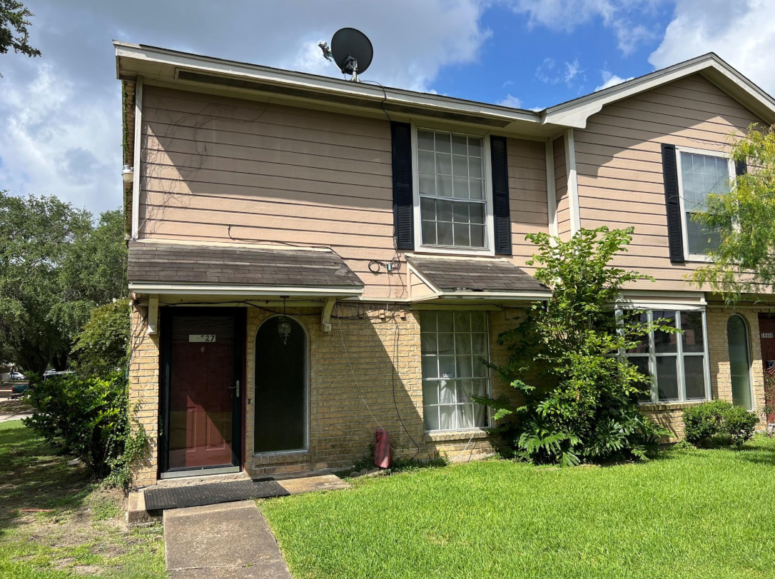 OFF-MARKET FLIP/RENTAL TOWNHOME IN CASTILIAN VILLAGE! GALENA PARK ISD! — Houses