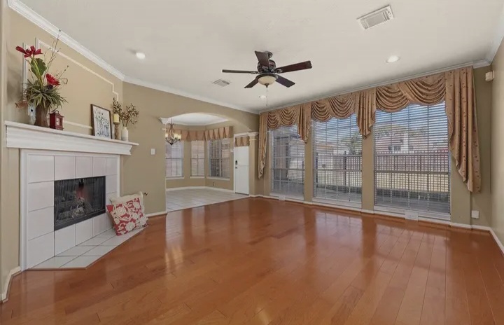Charming home for sale in sought-after Baywood Oaks - Houses in Houston - Image 2 of 5