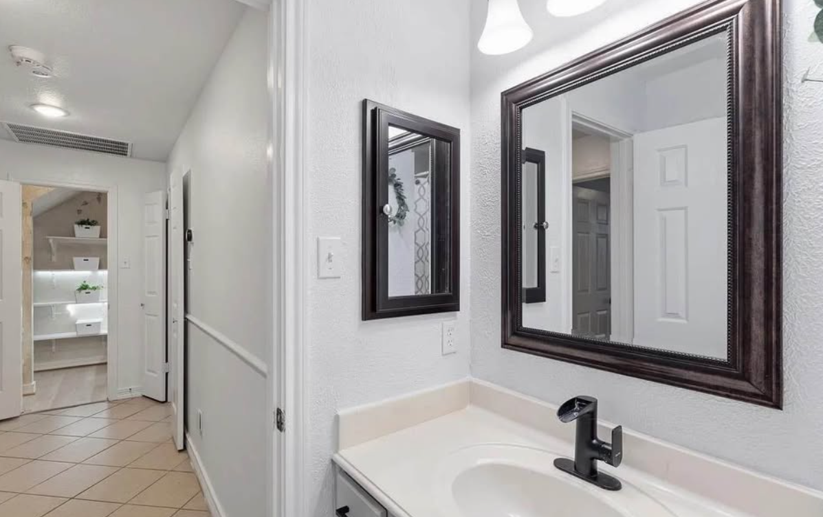 Big house for sale in  Gatesden Dr, Tomball - Houses in Tomball - Image 2 of 5