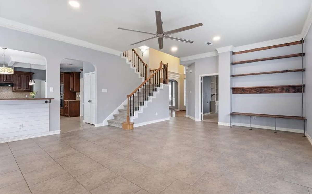 Big house for sale in  Gatesden Dr, Tomball - Houses in Tomball - Image 3 of 5