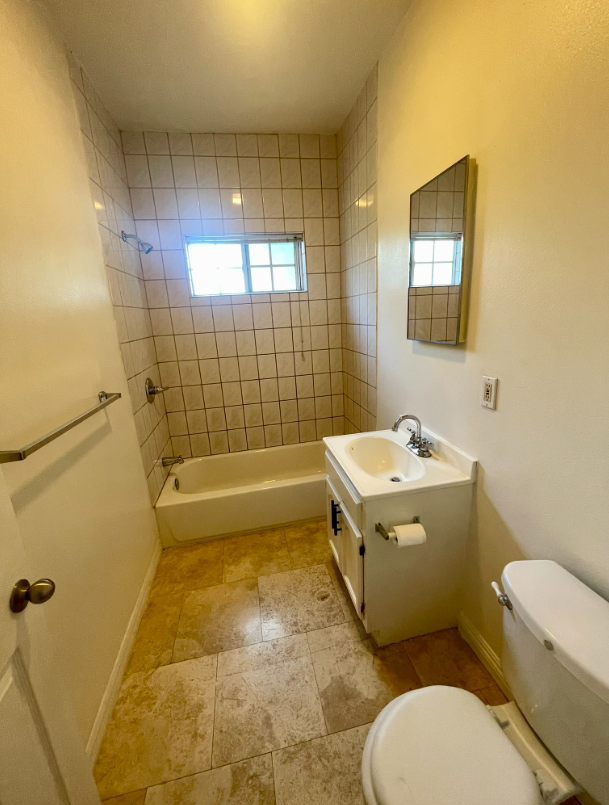 Fully Renovated 2 Bedroom 1 Bathroom Apartment - Apartments in Houston - Image 4 of 4