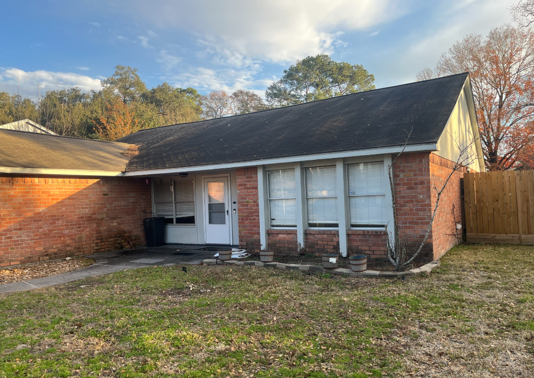 Strong flip opportunity in a solid area in Houston — Houses