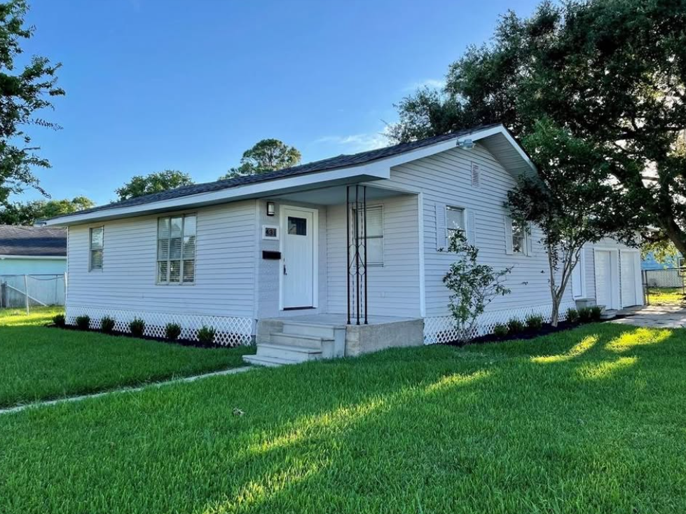 Well Kept Home With A Bright, Open Layout In A Convenient La Porte Location in La Porte — Houses