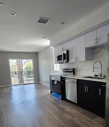 Room with private bathroom for rent in Los Angeles in Los Angeles — Houses