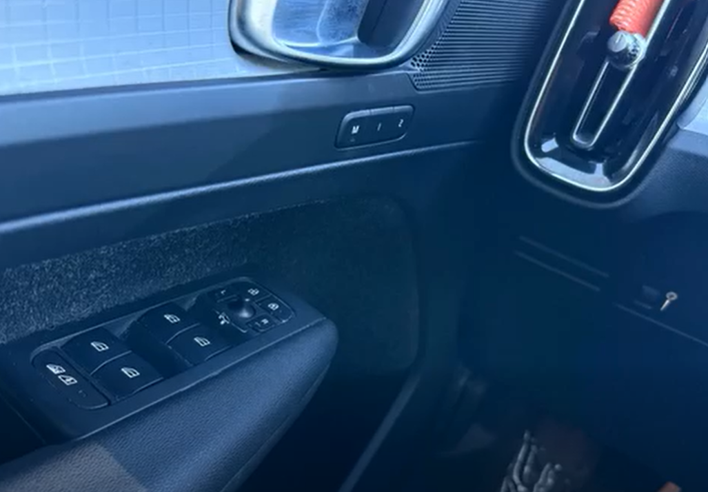 🚗 2020 Volvo XC40 T5 Momentum Sport Utility 4D - Cars in Stoughton - Image 4 of 5