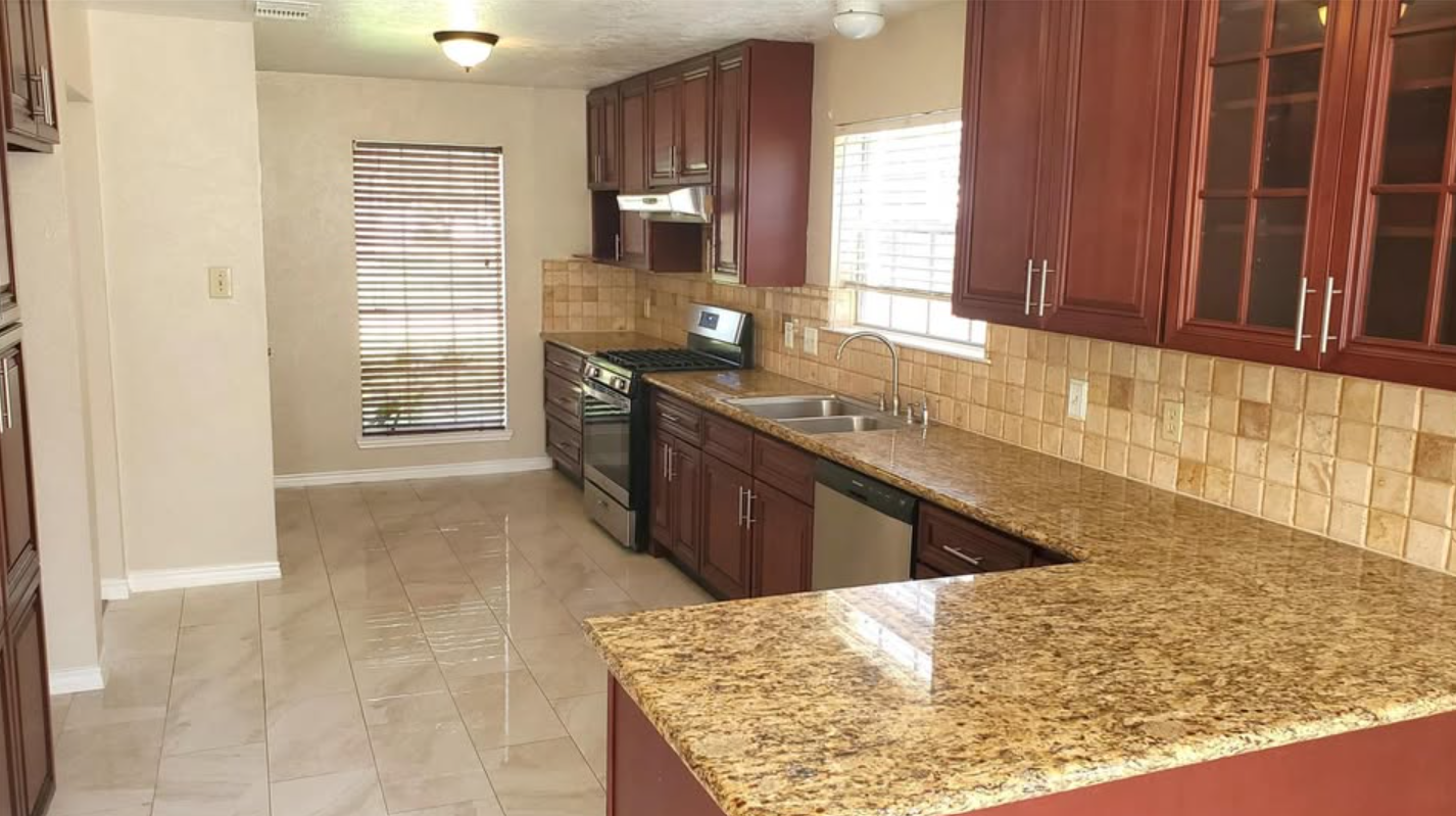 Move-In Ready Cul-De-Sac Home  Spacious • Upgraded • Ready - Houses in League City - Bild 3 of 5