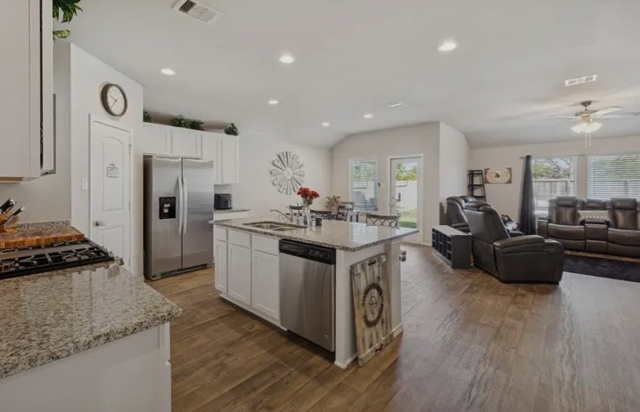 Beautiful move-in ready home in Porter’s Mill in New Caney - Houses in Houston - Image 2 of 4