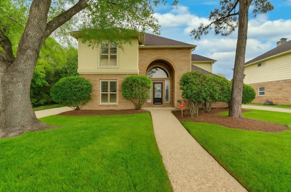 Move-in ready family home with sparkling pool in Houston — Houses