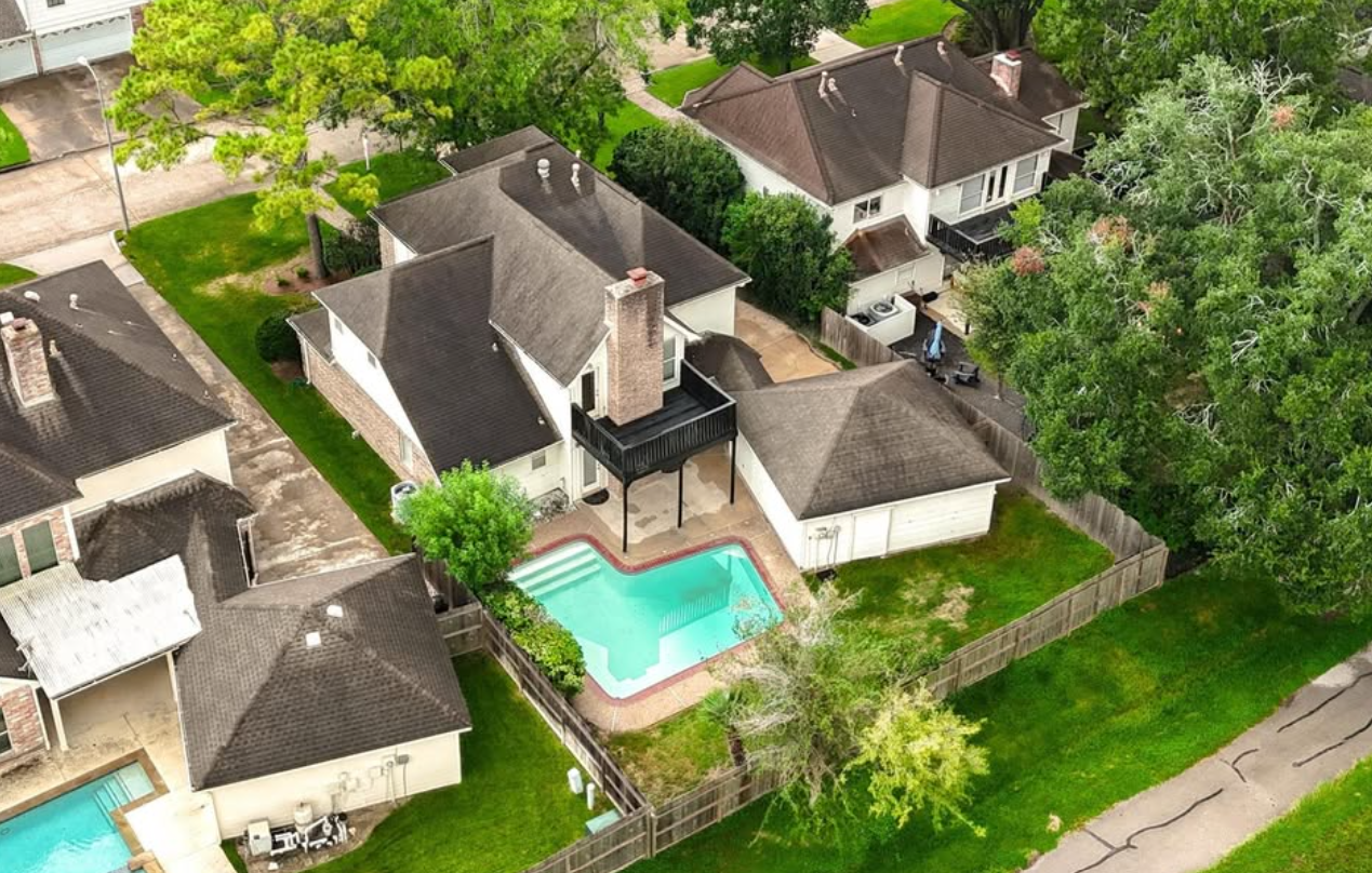 Move-in ready family home with sparkling pool - Houses in Houston - Image 2 of 5
