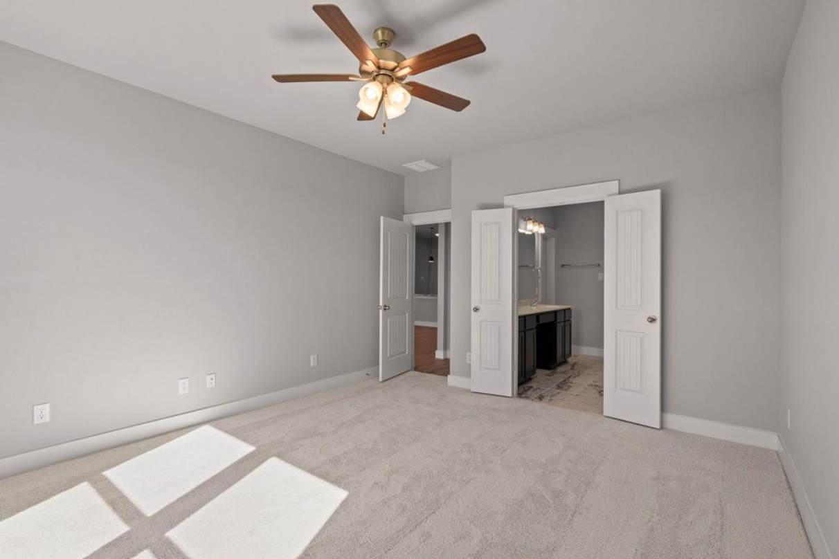 🔥 HUGE PRICE DROP – MOVE-IN READY! 🔥 Why wait to build when you can move right in? - Houses in Tomball - 이미지 4 of 5
