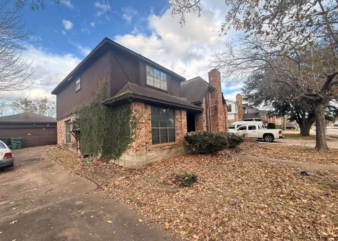 full rehab Strong flip or rental play in Houston — Houses