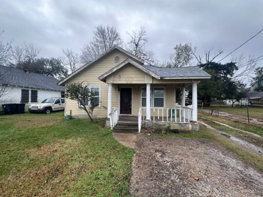 AMAZING OFF-MARKET FLIP/RENTAL - HOT NORTHSIDE AREA ON MASSIVE LOT! — Houses