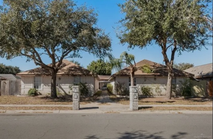 🏢 Income-Producing 4-Plex in Prime McAllen Location in Houston — Houses