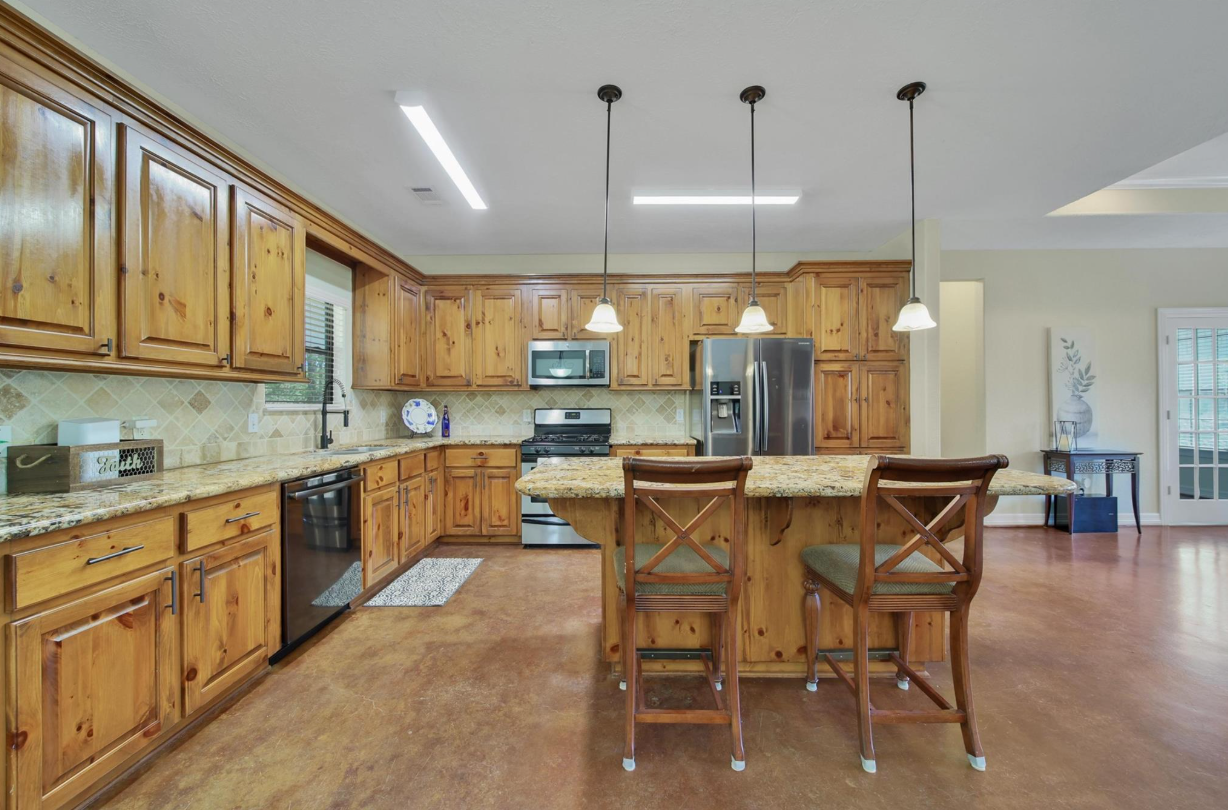 🏡 Montgomery, TX | 1 Acre • 1.5-Story • Timeless Style 🏡 - Houses in Houston - 图像 5 of 5