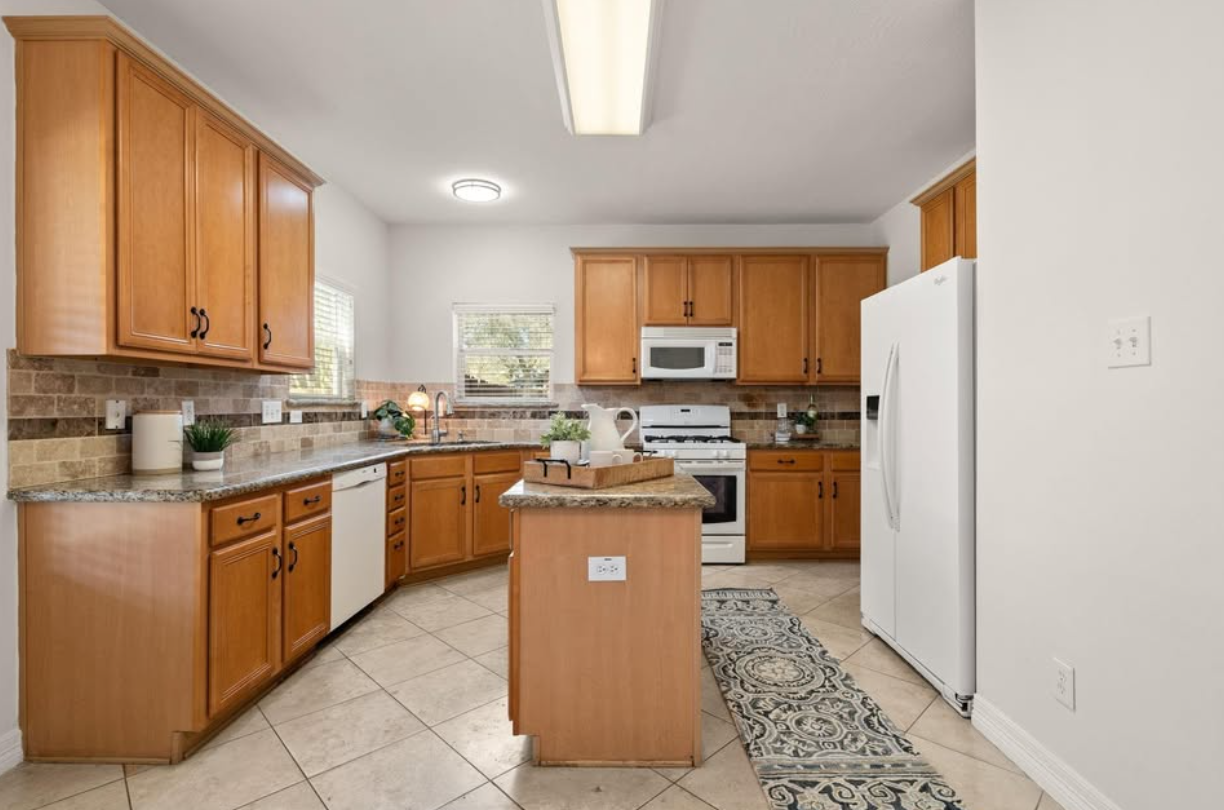 Sweet home for sale in a quiet street, Houston - Houses in Houston - Image 3 of 5