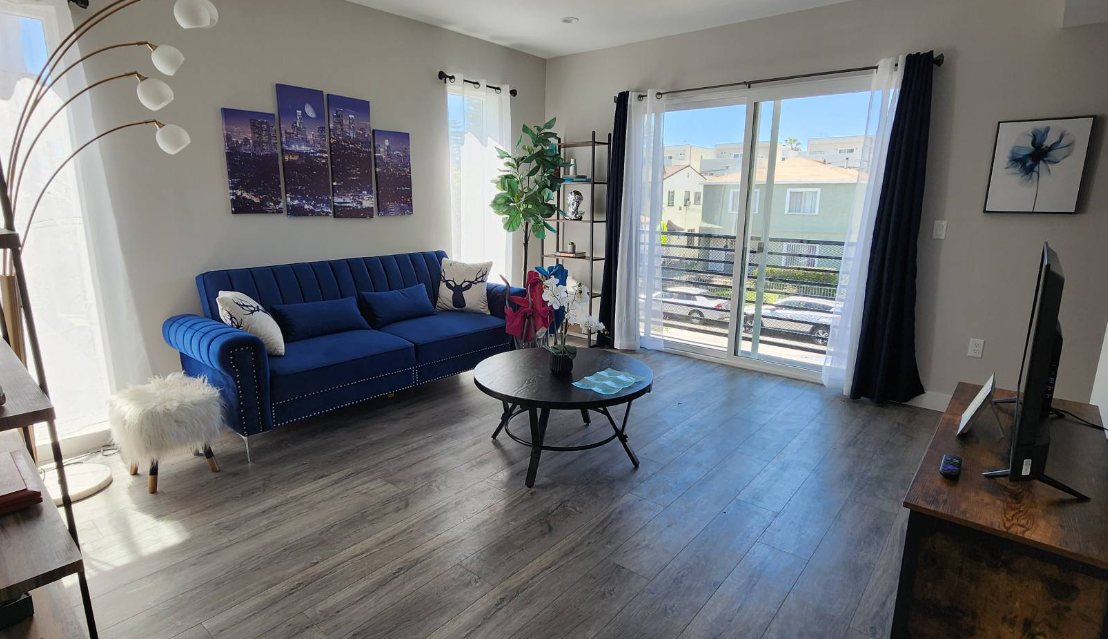 Townhome of 3 bedrooms, 3.5 baths, all appliances included, garaje for LEASE in Los Angeles — Houses