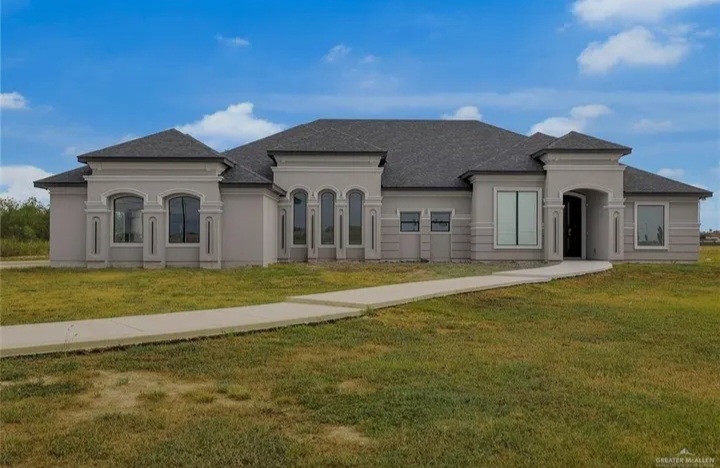 🏡 Luxury Modern Estate on 1 Acre in Edinburg in Edinburg — Houses