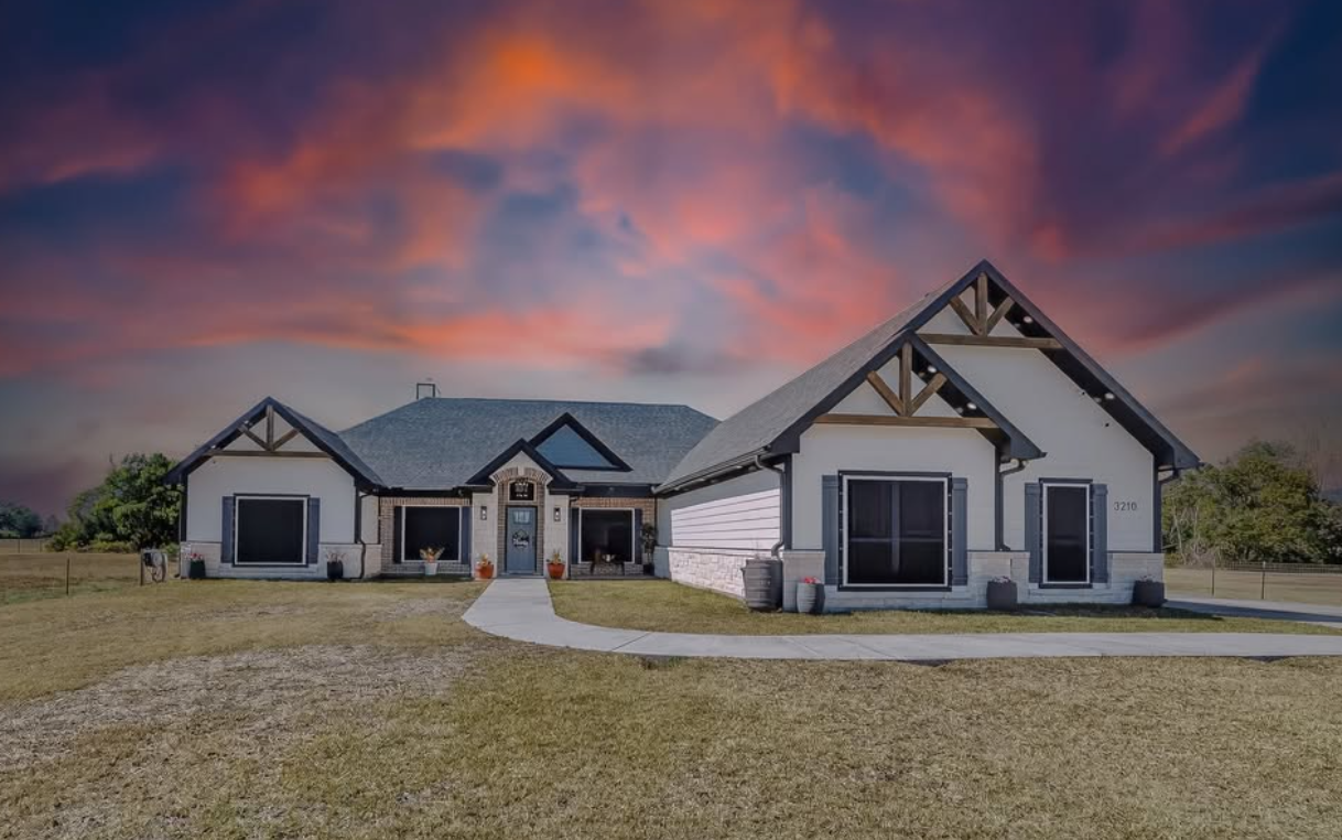 Stunning custom home with modern elegance and thoughtful upgrades in Santa Fe — Houses