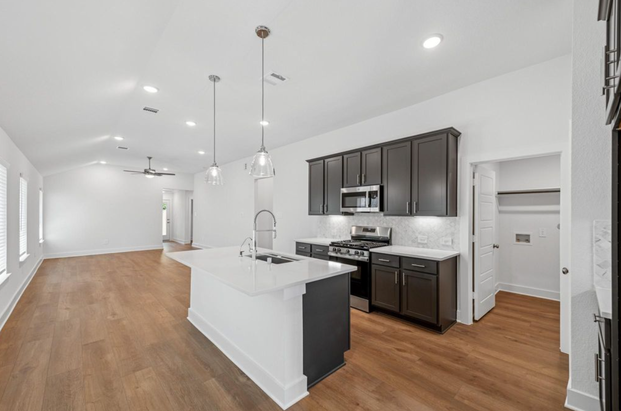 HUGE PRICE REDUCTION – Move-In Ready! 🏡🔥 New construction home in Tomball - Houses in Tomball - รูปภาพ 2 of 5
