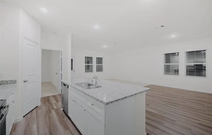 House NEW CONSTRUCTION for sale in Magnolia - Houses in Houston - Image 3 of 5