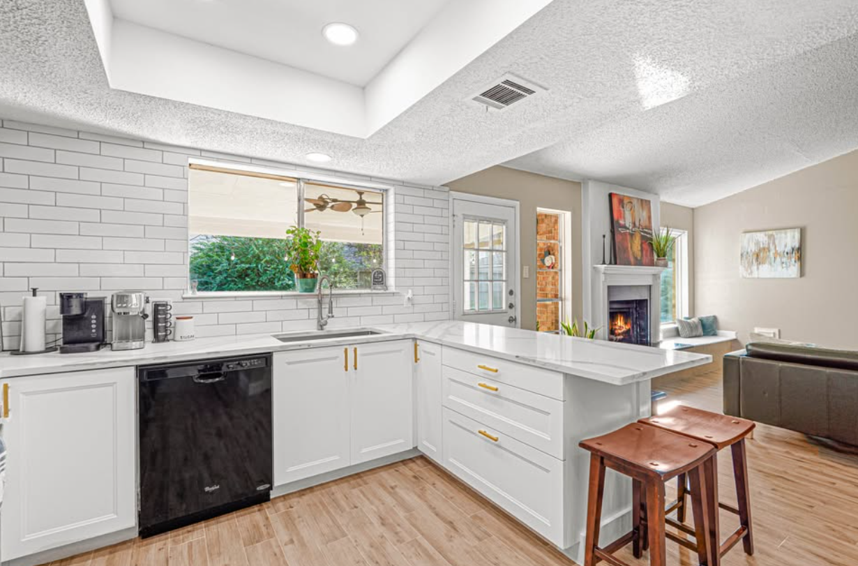 Beautifully Updated Home in the Highly Sought-After Katy ISD! - Houses in Houston - Image 3 of 5
