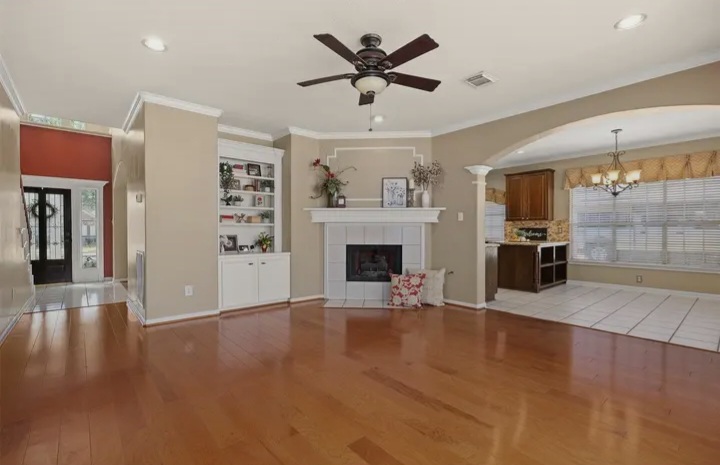 Charming home for sale in sought-after Baywood Oaks - Houses in Houston - Image 3 of 5