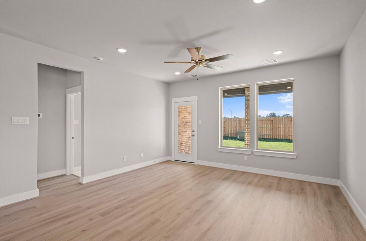🔥 HUGE PRICE DROP – MOVE-IN READY! 🔥 Why wait to build when you can move right in? - Houses in Tomball - 이미지 3 of 5