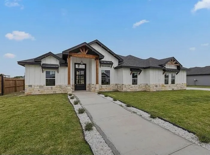 💫 A stylish modern farmhouse for sale in Weslaco - Houses in Weslaco - รูปภาพ 2 of 6