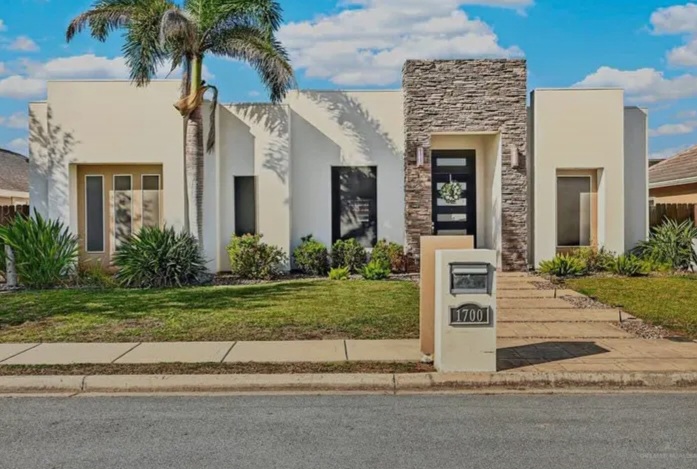 Beautiful 3-bedroom, 2-bath home for sale in Pharr, Texas - Houses in Pharr - 이미지 2 of 7
