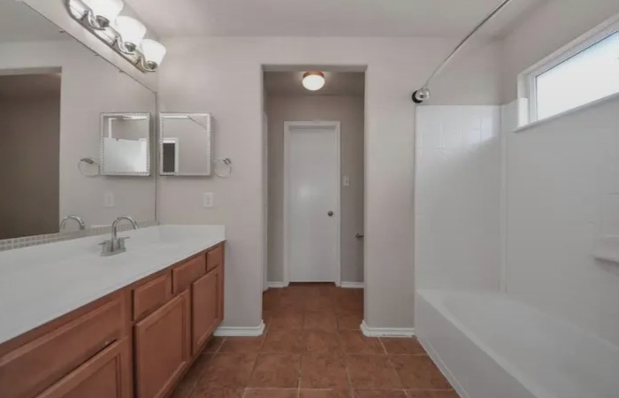 Beautiful 4 Bedroom 2.5 Bath Home Located in Deerbrook Estates - Houses in Humble - Image 2 of 10