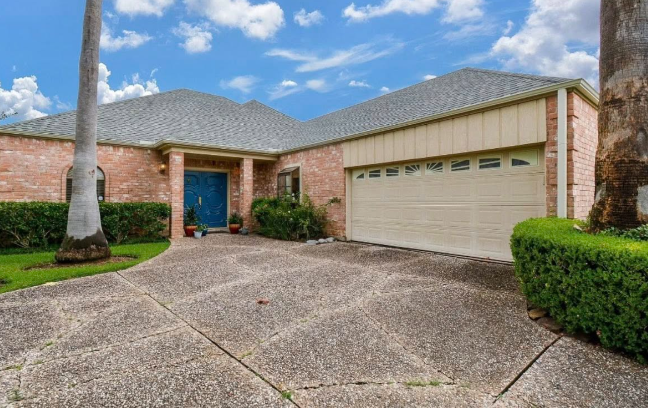 A prime investor opportunity located just north of Briar Forest Dr (77077) in Houston — Houses