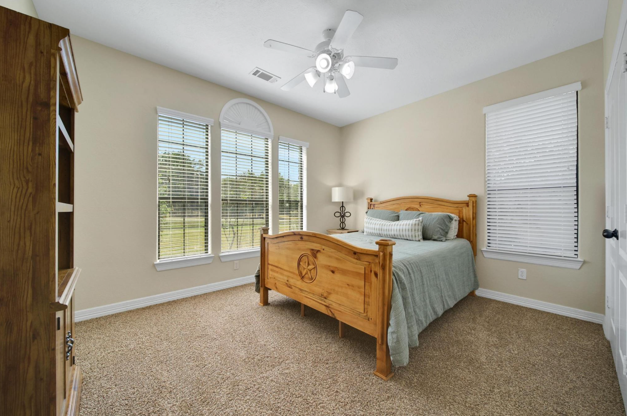 🏡 Montgomery, TX | 1 Acre • 1.5-Story • Timeless Style 🏡 - Houses in Houston - 图像 3 of 5