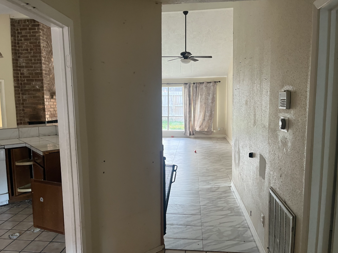 Strong flip opportunity in a solid area - Houses in Houston - รูปภาพ 2 of 4