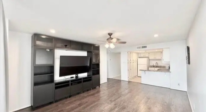 FOR RENT – DOWNTOWN HOUSTON HIGH-RISE LIVING - Apartments in Houston - Image 2 of 10