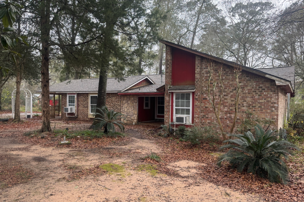 FLIP/RENTAL OPPORTUNITY ON A MASSIVE LOT IN WHISPERING PINES! CONROE ISD! in Conroe — Houses