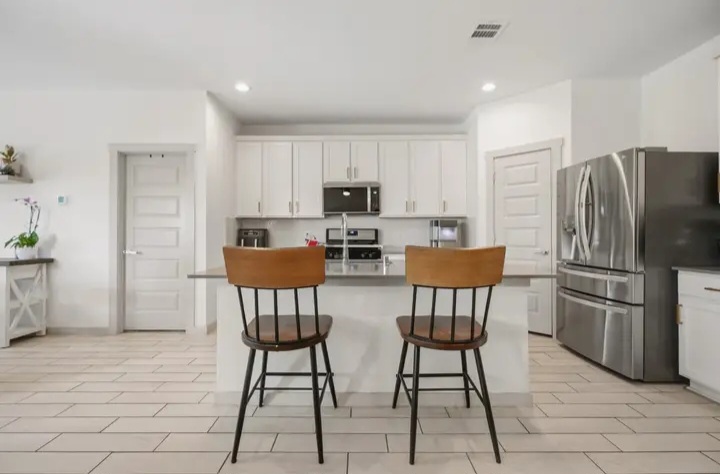🏡 Home in Lago Mar for sale🏡 in Texas City Beauty – Move-In Ready! - Houses in Texas City - Image 4 of 9