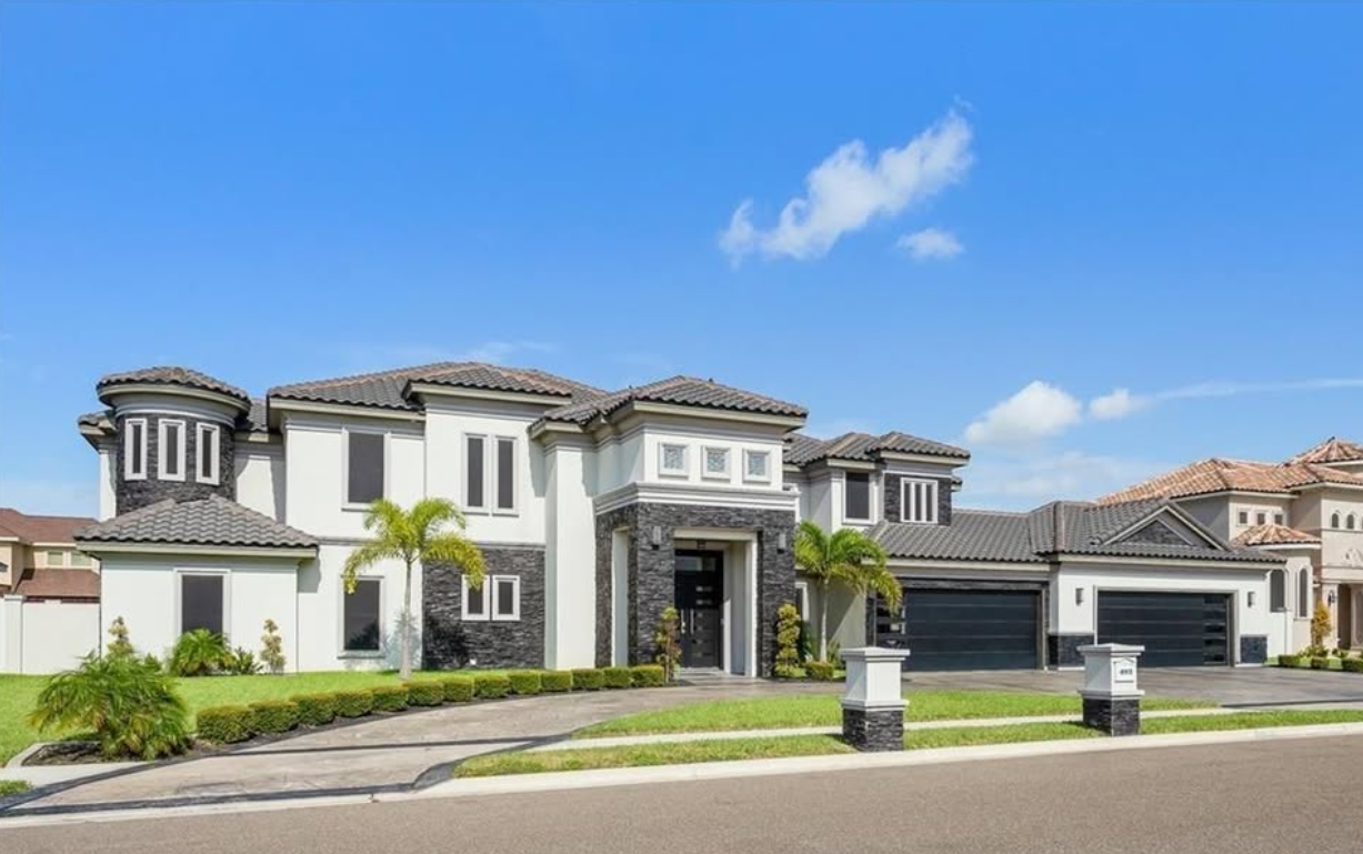 Exceptional custom-built smart home blends luxury for sale in Edinburg — Houses