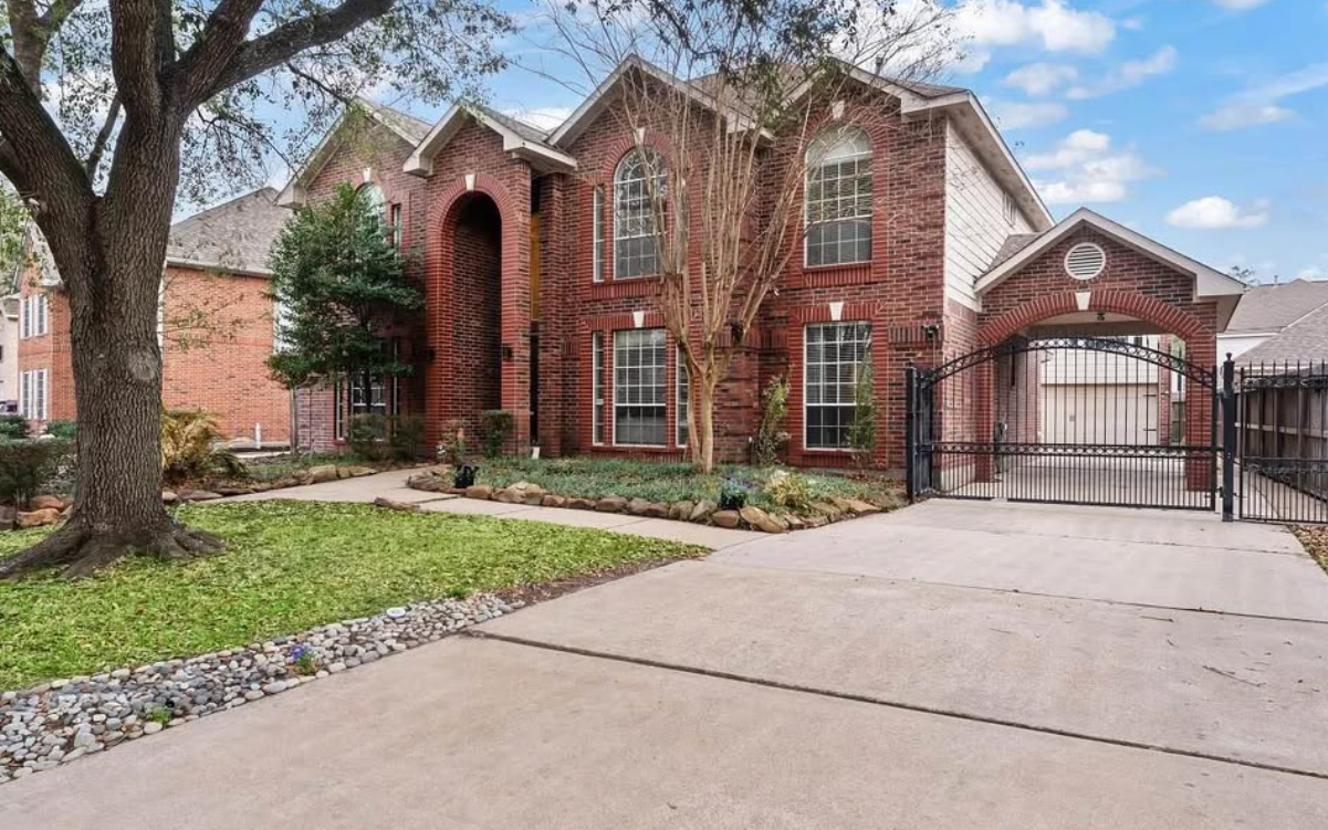 Big house for sale in  Gatesden Dr, Tomball — Houses