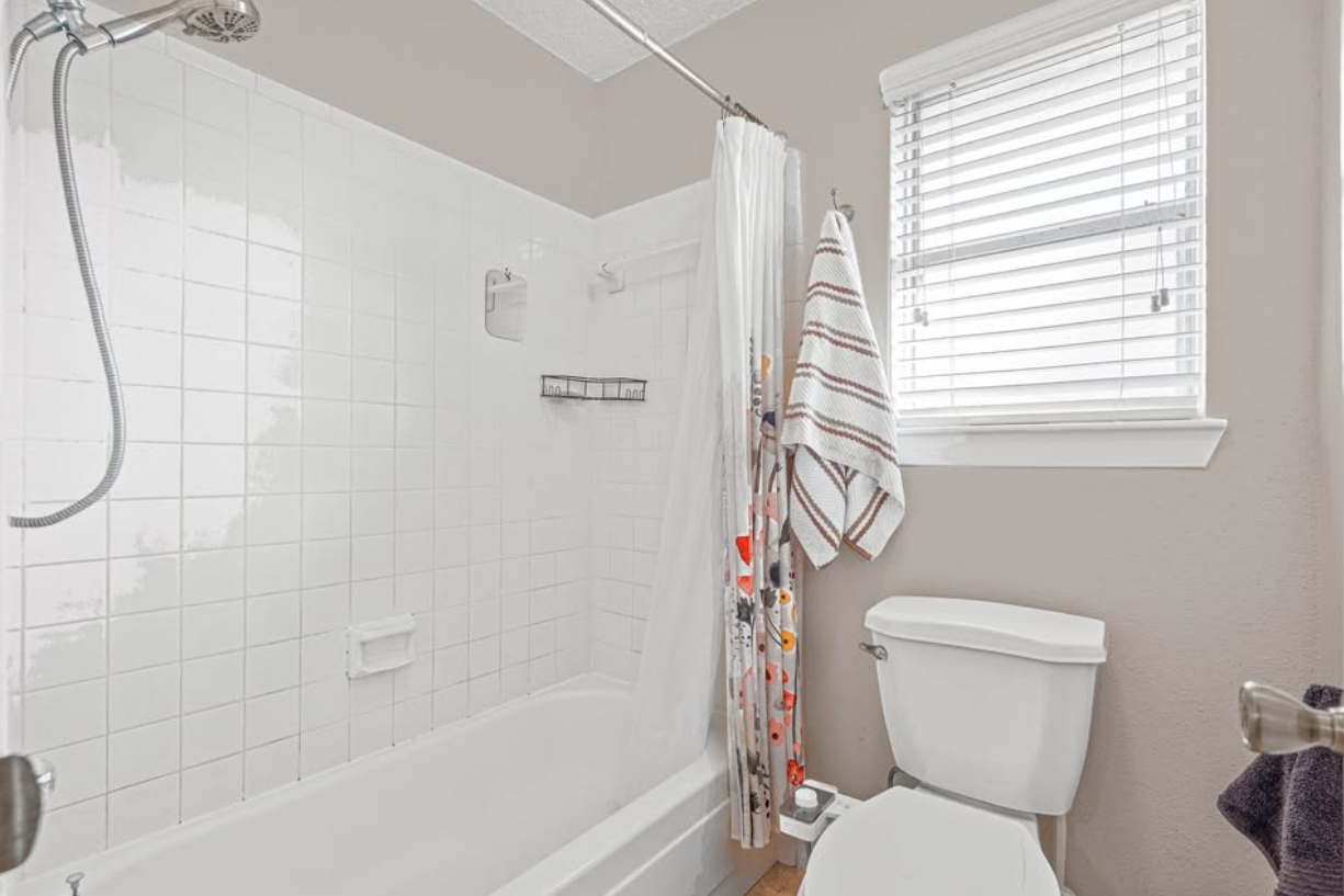 Beautifully Updated Home in the Highly Sought-After Katy ISD! - Houses in Houston - Image 5 of 5