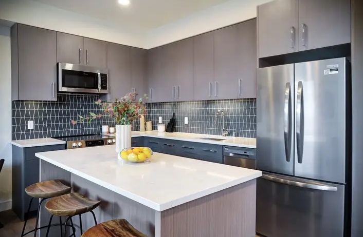 leasing new construction apt in Hollywood