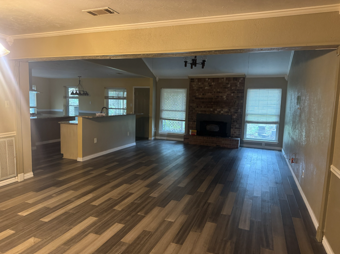 FLIP/RENTAL OPPORTUNITY ON A MASSIVE LOT IN WHISPERING PINES! CONROE ISD! - Houses in Conroe - Image 2 of 5